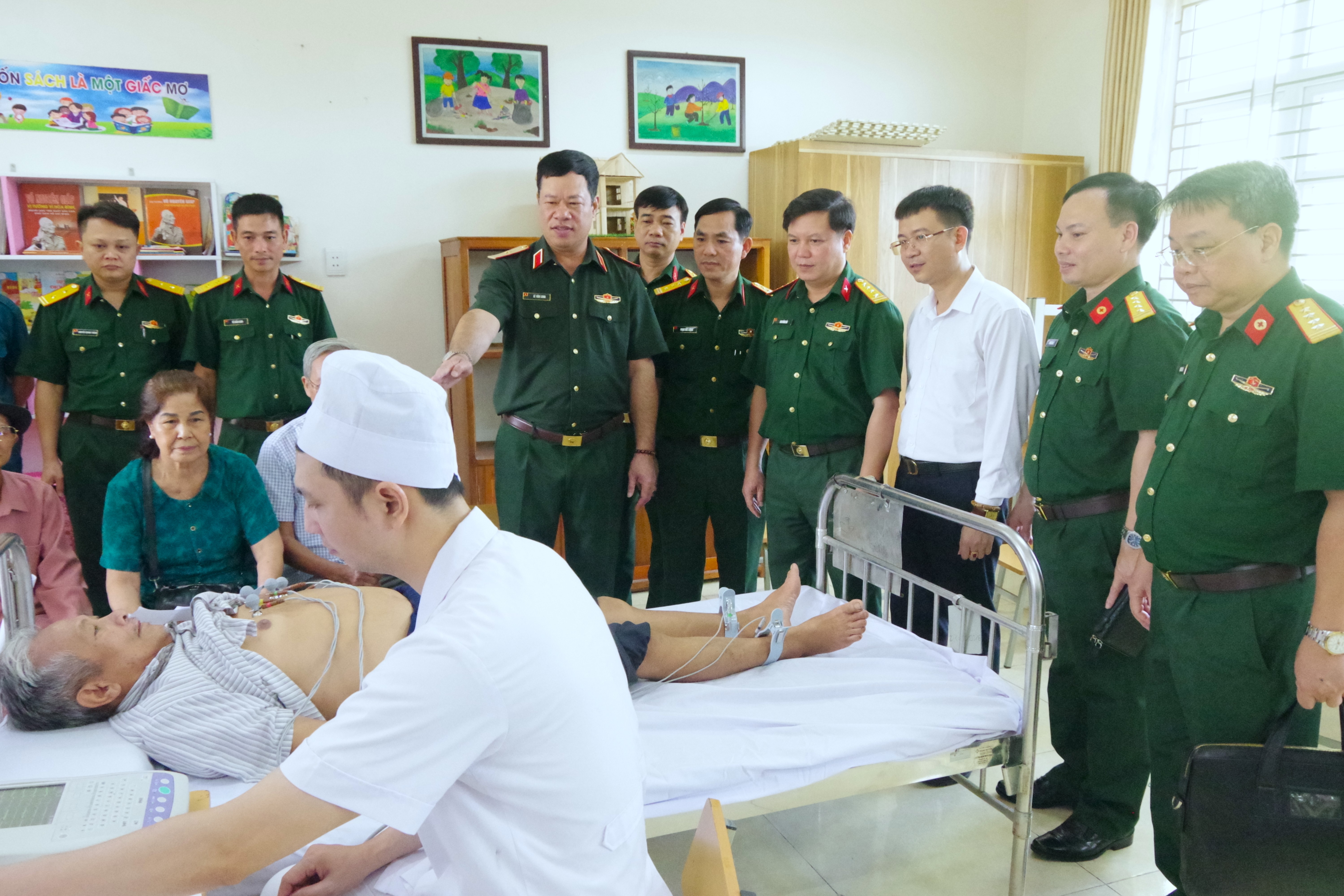 Bệnh viện Quân y 7 khám bệnh, tư vấn sức khỏe, cấp thuốc và tặng quà cho đối tượng chính sách tại phường Bình Khê (Quảng Ninh)