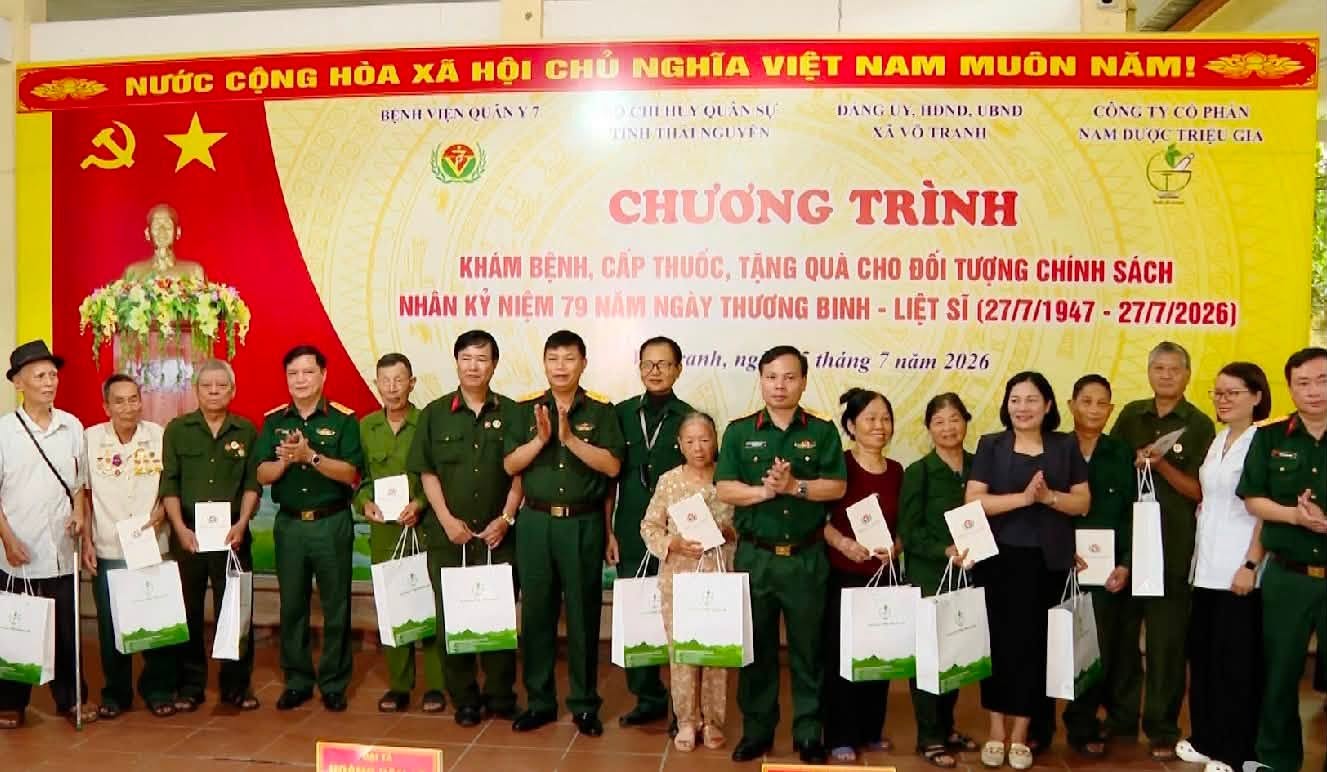 BỆNH VIỆN QUÂN Y 7 KHÁM BỆNH, CẤP THUỐC, TẶNG QUÀ CHO ĐỐI TƯỢNG CHÍNH SÁCH TẠI XÃ VÔ TRANH